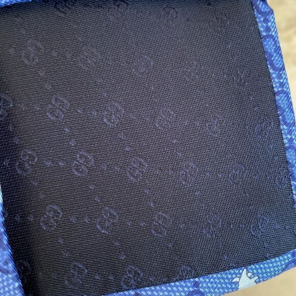 GUCCI Interlocking GG Dog Pattern Blue/Navy 100% Silk Tie - Picture 12 of 14